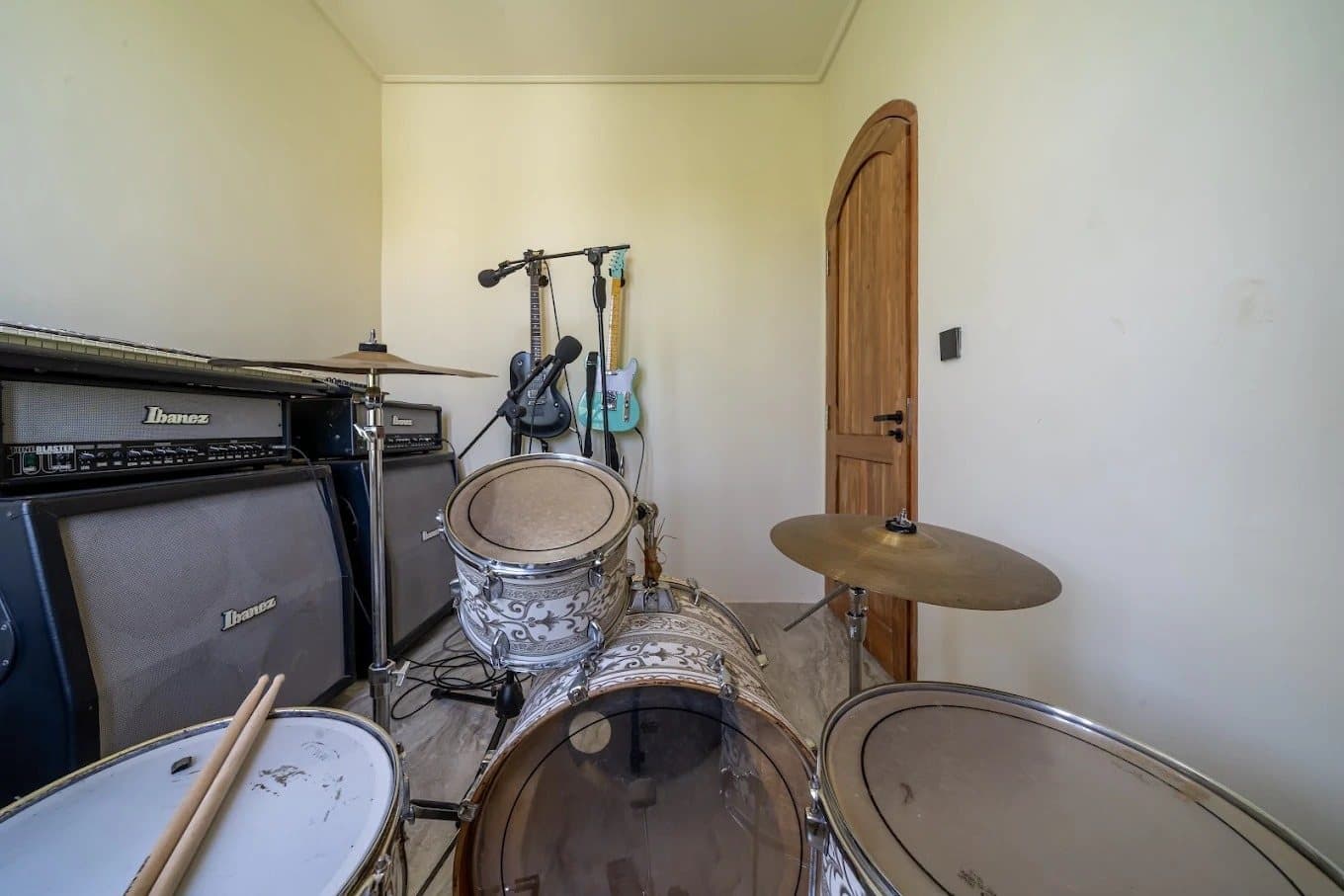 Drum kit and amplifiers in the music studio